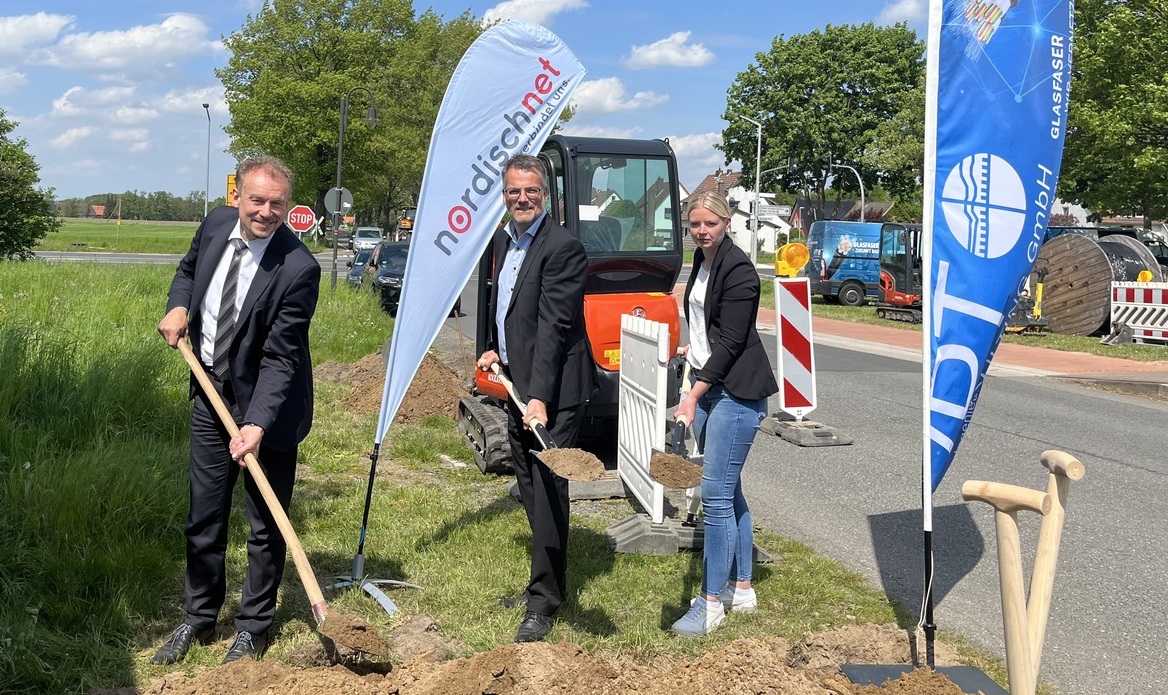 Bürgermeister von Bruchhausen-Vilsen Bernd Bormann, GVG -Gebietsleiter Andreas Niehaus sowie Marina Lange von der VPT Consulting GmbH beim Spatenstich