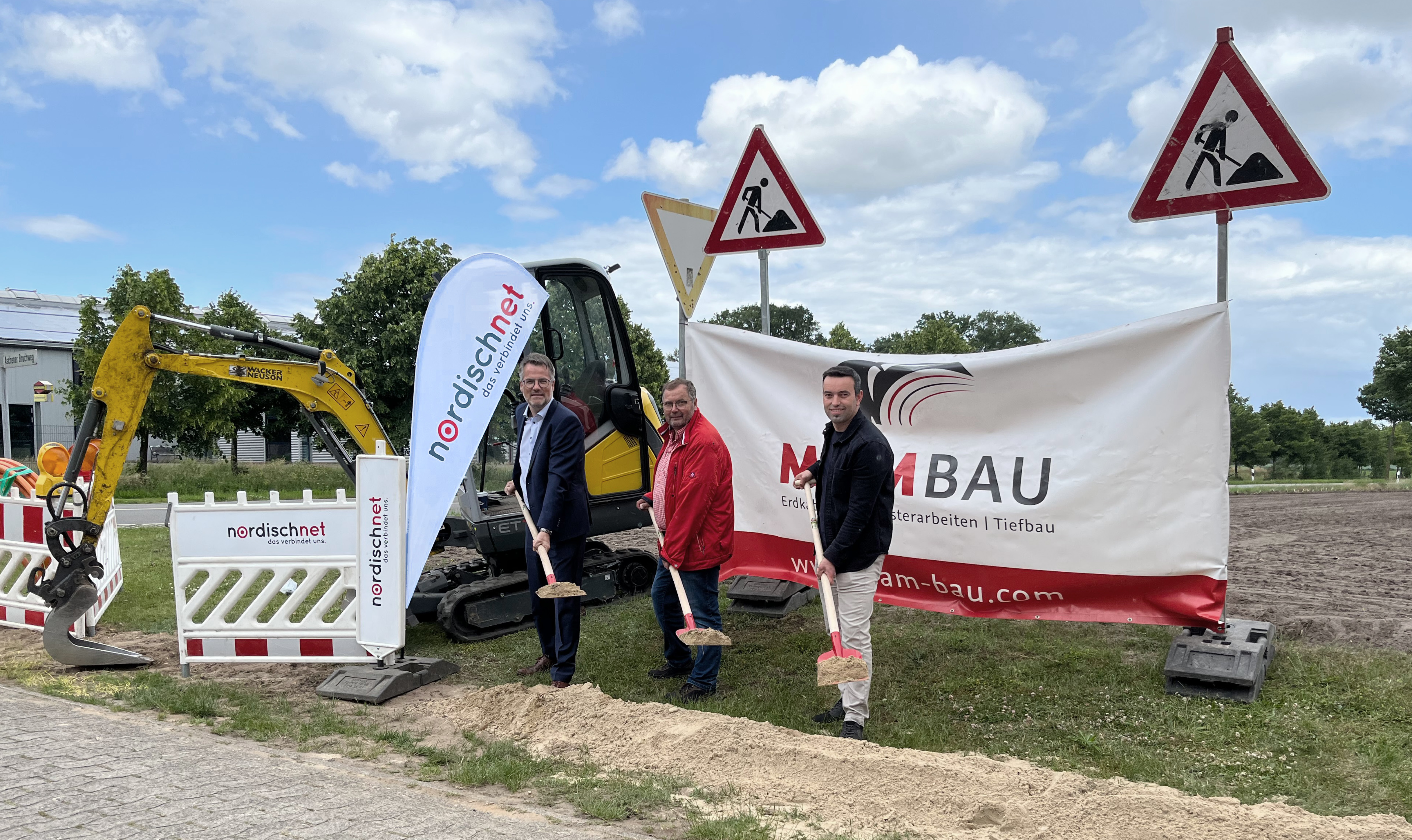 Bürgermeister von Diepholz, GVG-Gebietsleiter Andreas Niehaus und Musa Hyseni von MAM-Bau beim symbolischen Spatentstich