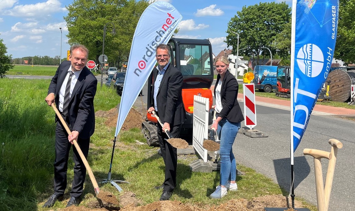 Bürgermeister von Bruchhausen-Vilsen Bernd Bormann, GVG -Gebietsleiter Andreas Niehaus sowie Marina Lange von der VPT Consulting GmbH beim Spatenstich