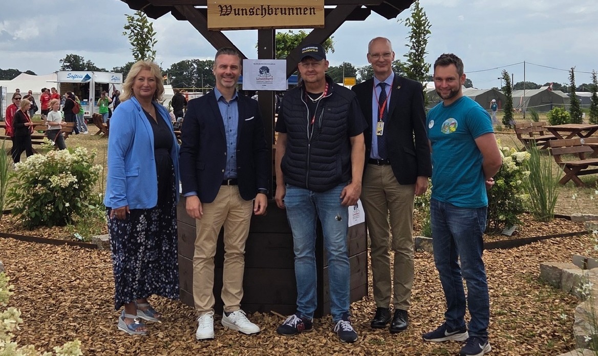 Claudia Pelzl (Regionalleitung Projektentwicklung, GVG Glasfaser), Mario Aquino (Leitung Nationale Projektentwicklung, GVG Glasfaser), Holger Haschke (Freiwillige Feuerwehr Wagenfeld / Organisation Finanzen & Sponsoring), Jens-Hermann Kleine (Erster Kreisrat Landkreis Diepholz) und Hans Tödtemann (Freiwillige Feuerwehr Wagenfeld / Lagerleitung)